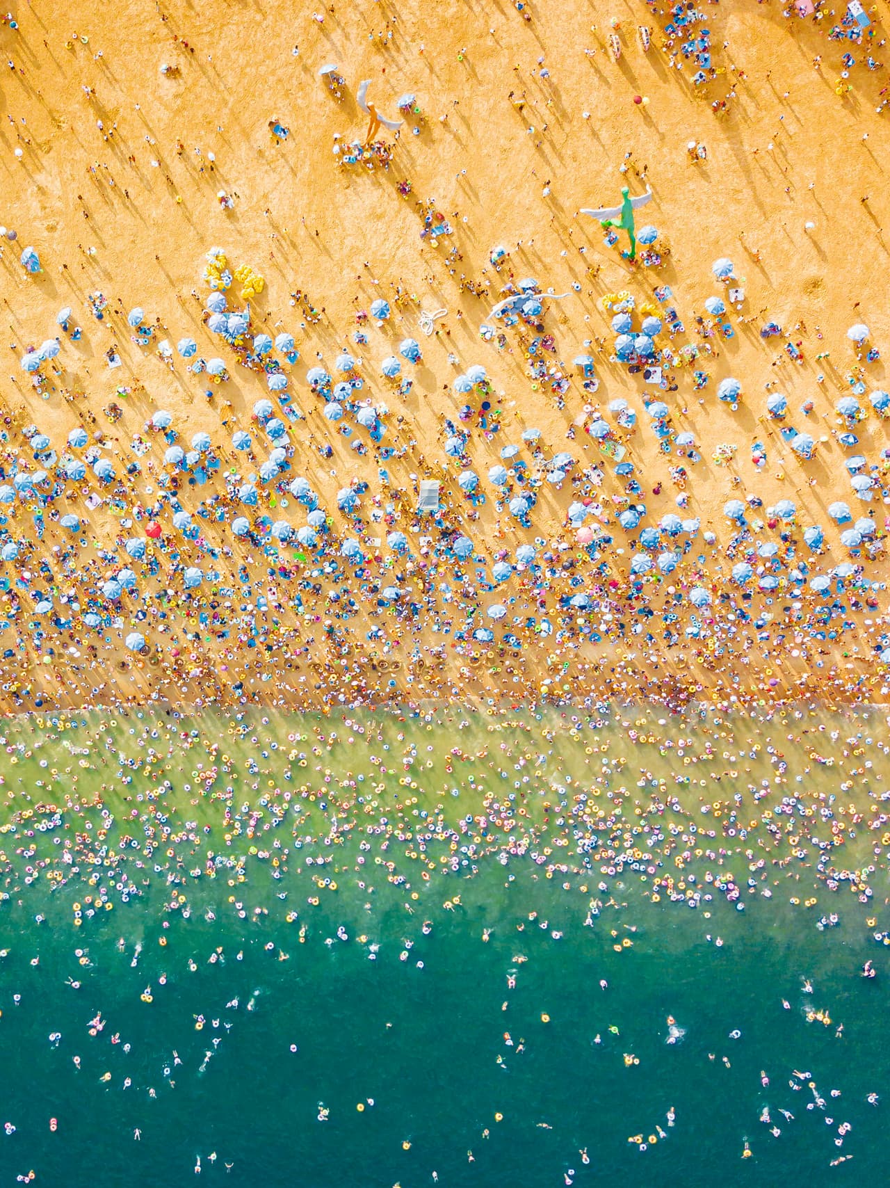 <b>‘Hacinamiento’</b>, tomada desde el aire en la playa de Dameisha, en China.
<br>