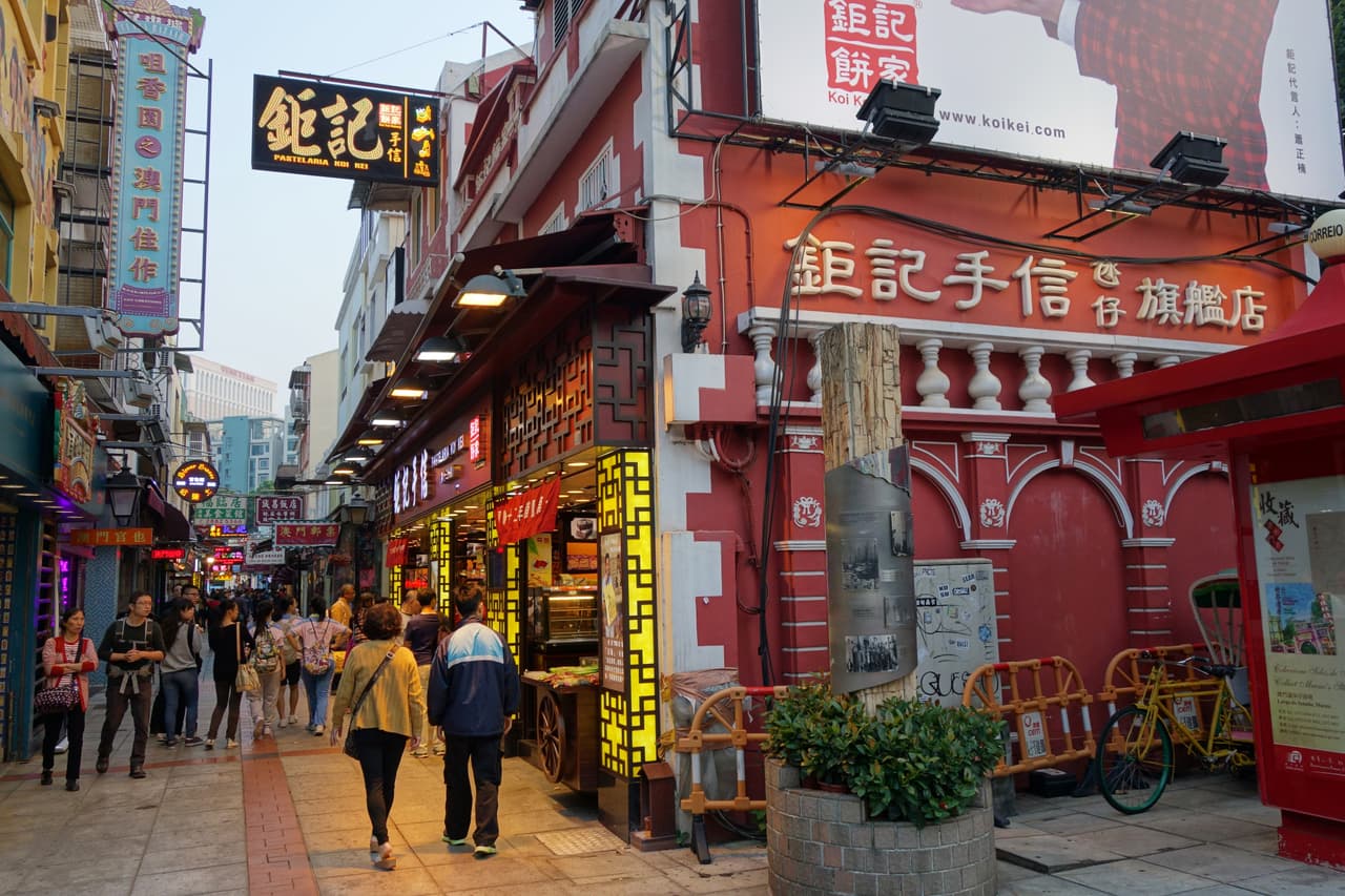<h3 class="cms-H3-H3">1. Macau</h3>
<br>
<br>🌎 
<b>Renta Nacional Bruta (RNB) per cápita: </b>$117,340
<br>
<br>🌎 
<b>Producto Interno Bruto (PIB) de 2020: </b>$37,500 millones.
<br>
<br>🌎 
<b>Población: </b>649,342.
<br>
<br>🌎 
<b>Esperanza de vida: </b>84.2 años.
<br>