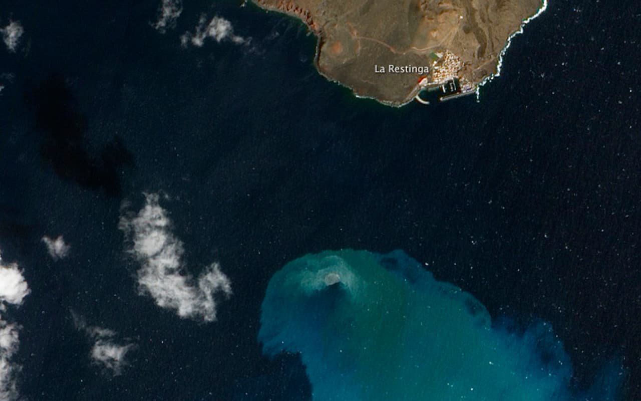 <b>Erupción submarina El Hierro. </b>Cuatro meses al menos duró esta erupción volcánica submarina en la isla de El Hierro, Islas Canarias. Esta imagen es del 10 de febrero de 2012, muestra el sitio de la erupción, cerca del pueblo pesquero de La Restinga. El agua color más claro indica altas concentraciones de material volcánico. 
<br>
<br>