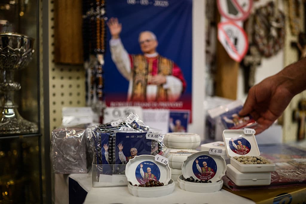 <h3 class="cms-H3-H3">Los souvenirs del Papa León XIV ya están disponibles</h3>
<br>
<br>Las tiendas del Vaticano y alrededores donde se vende parafernalia religiosa ya tienen estampitas, medallas, afiches y otras mercancias con la figura del nuevo papa.