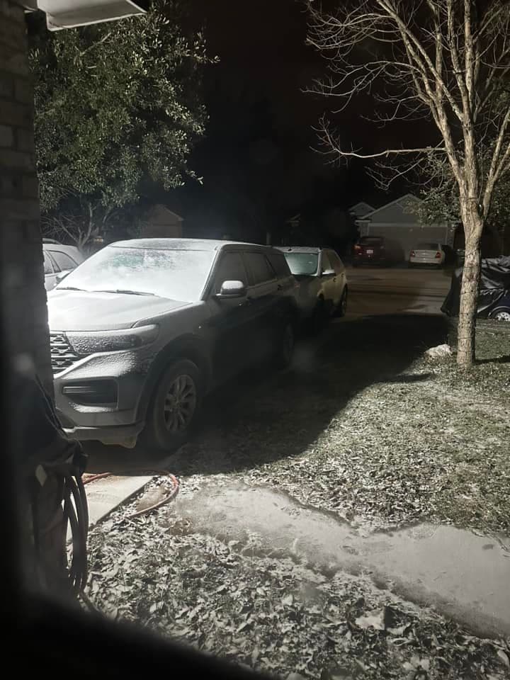 Usuarios de Repórtalo despertaron esta mañana a una capa de hielo y en algunos lugares hasta pequeños copos de nieve cayendo ante la entrada de este frente ártico al centro de Texas. 
<br>
<br>Te traemos una recopilación de estos reporteros ciudadanos.
<br>
<br>Como Bonita Si, que captó este vehículo completamente cubierto de blanco esta mañana en Del Valle.
