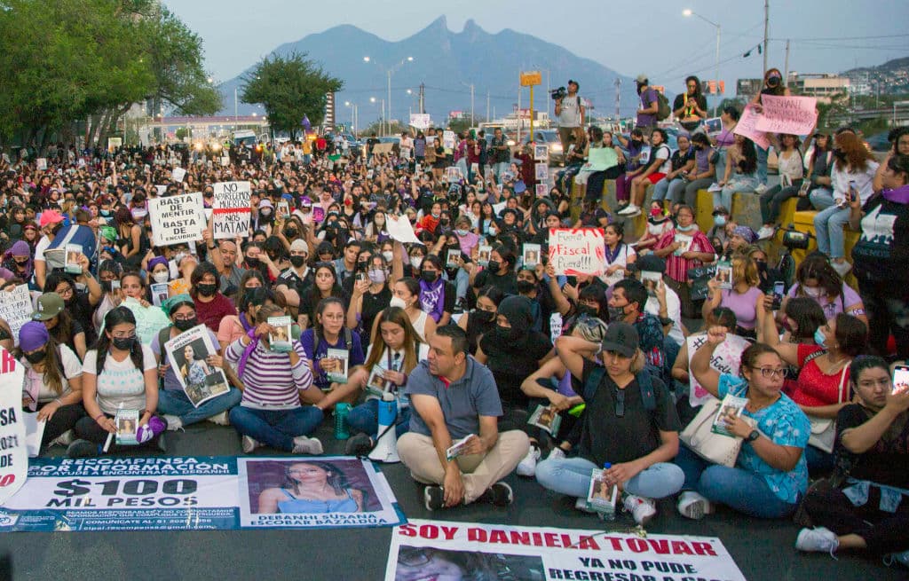 Colecitovs feministas y de familiares de desaparecidos bloquearon una de las principales avenidas del centro de la ciudad exigiendo justicia por la muerte de Debanhi y la localización de al menos otras 22 mujeres que siguen desaparecidas en el estado desde inicidios de 2021.