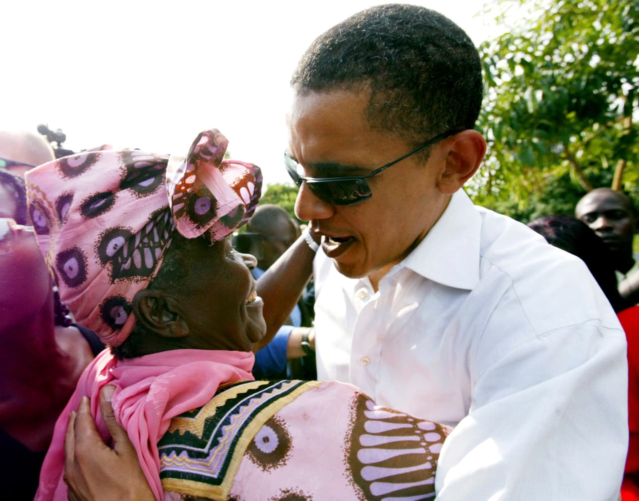 El encuentro de Barack Obama y ‘Mamá Sarah’ cuando era Senador por Illinois en 2006 y viajó a Kogelo. Será sepultada el martes y el funeral se llevará a cabo bajo ritos islámicos.