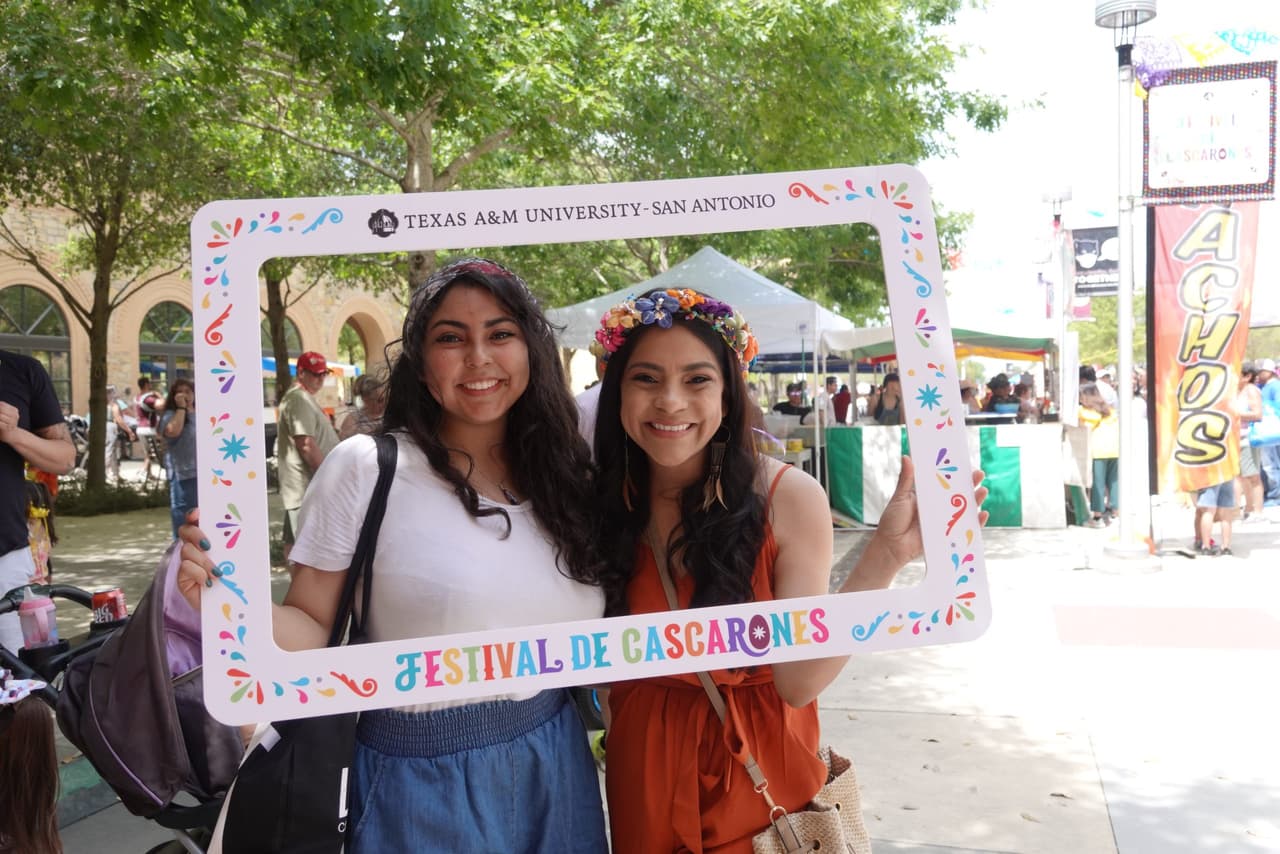 <h2 class="cms-H2-H2">Festival de Cascarones</h2>
<br>
<ul>
 <li class="li1">Cuándo: 30 de abril</li>
</ul> 
<ul>
 <li class="li1">Hora: 13:00 a 20:00 horas</li>
</ul> 
<ul>
 <li class="li1">Dónde: Texas A&M University, San Antonio</li>
</ul> 
<ul>
 <li class="li1">Qué es: Ven a quebrar más de 6 mil cascarones en una zona completamente para niños.</li>
</ul> 
<ul>
 <li class="li1">Costo: Gratis</li>
</ul>