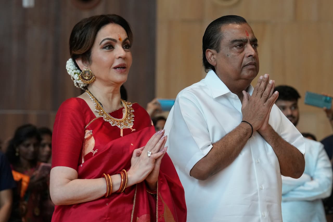 El presidente de Reliance Industries Limited, Mukesh Ambani, a la derecha, junto con su esposa Nita Ambani.
<br>
<br>Días atrás, Justin Bieber actuó para cientos de invitados en un concierto previo a la boda que incluyó actuaciones de las estrellas de Bollywood Alia Bhatt, Ranveer Singh y Salman Khan. Ambani también fue noticia en 2018, cuando Beyoncé actuó en las festividades previas a la boda de su hija. Los ex secretarios de Estado de Estados Unidos, 
<b>Hillary Clinton y John Kerry, </b>estuvieron entre quienes se codearon con celebridades indias y estrellas de Bollywood en la ciudad de Udaipur, en el oeste de la India.