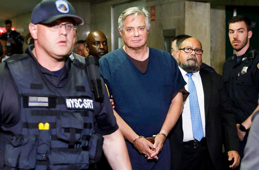 El exdirector de campaña de Trump, Paul Manafort, había estado en la cárcel desde junio de 2018 antes de ser puesto en confinamiento domiciliario en medio de la pandemia de coronavirus. 
<br>
<br>Cumplía una sentencia de siete años y medio después de ser declarado culpable por un jurado de delitos fiscales y bancarios en agosto de 2018, aunque posteriormente se declaró culpable de conspiración y obstrucción de la justicia. 
<br>
<br>Como parte de un acuerdo con la fiscalía, Manafort admitió haber lavado dinero, y reconoció haber participado en fraude fiscal y cabildeo ilegal en el extranjero, relacionado con sus años de trabajo para políticos ucranianos, así como defraudar a los bancos para complementar sus ingresos con efectivo a través de hipotecas. También acordó cooperar con los fiscales de la oficina del entonces fiscal especial Robert Mueller, antes de mentir durante esas sesiones de entrevistas.