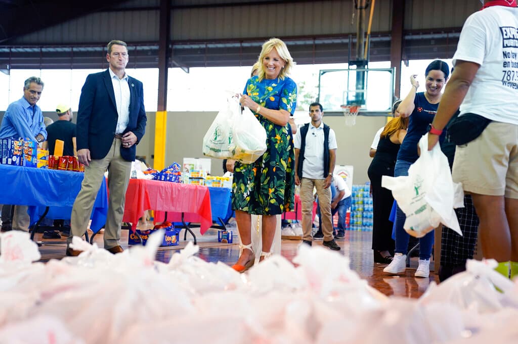 A la extrema izquierda, de camisa azul, el empresario 
<b>Luis Alberto Ferré Rangel</b>, sobrino-nieto de la fundadora de los Centros Sor Isolina Ferré, llenando bolsas de comestibles para que damnificados las reciban. La primera dama de Estados Unidos, Jill Biden, también llenó varias por su cuenta.