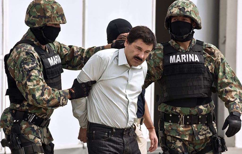 '
<b>El Chapo', dos evasiones perfectas</b>. El 19 de enero de 2001 Joaquín Guzmán Loera, alias El Chapo, escapó del penal de alta seguridad Puente Grande, Jalisco, en los que muchos expertos definen como la fuga perfecta y, otros, la huída más espectacular, hasta que logró
<b> un segundo escape en julio de 2015</b> del penal de alta seguridad El Altiplano. El capo, escapó de su celda gracias a una excavación ubicada en el baño donde se encontró un hueco que comunica a un túnel que contaba con iluminación y tubos de plástico para ventilarse.