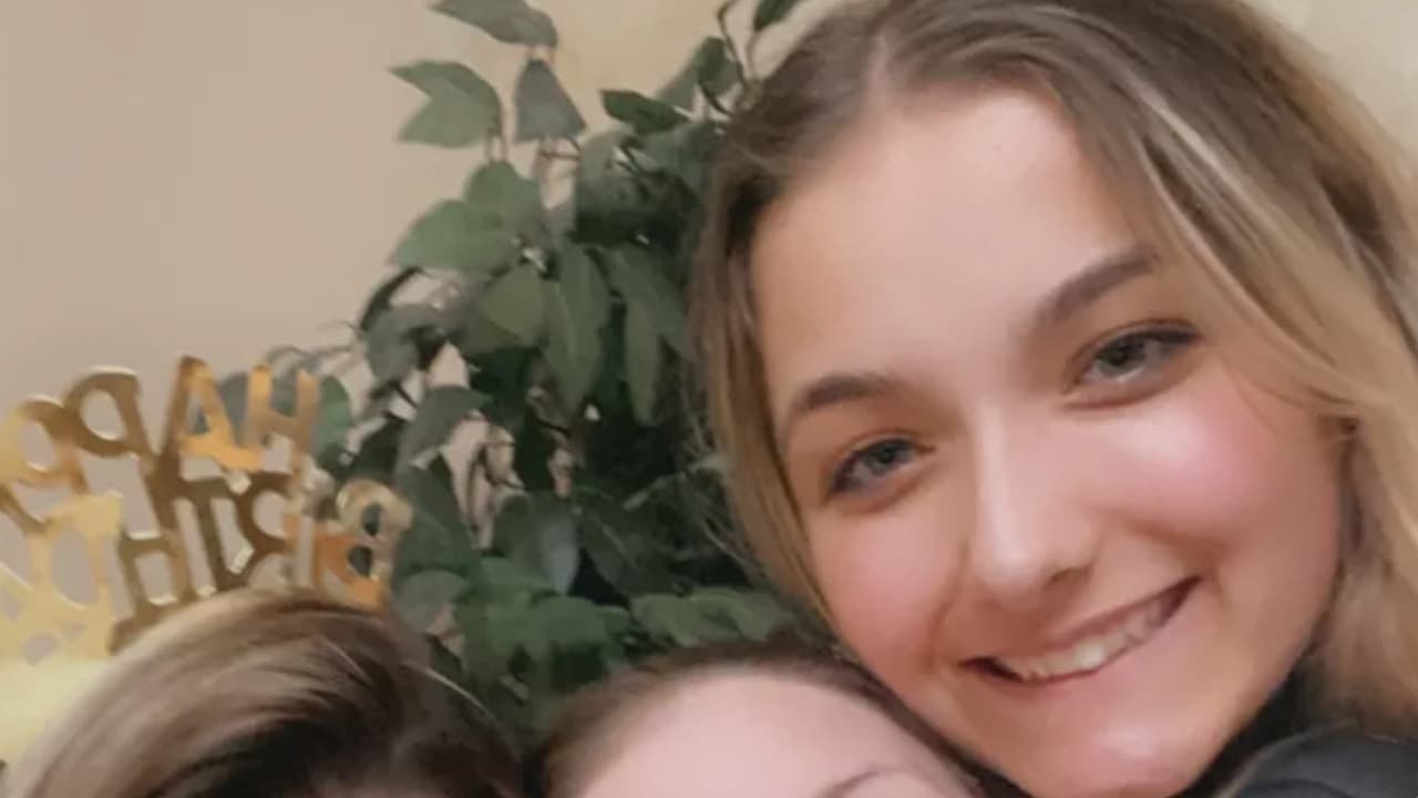 <b>El teléfono de Mia sale dos veces de Tinley Park. </b>
<br>De acuerdo con documentos de la Corte, Linda asegura que rastreó el teléfono de su hermana el día que debía acudir a la graduación. En lugar de dirigirse al centro de Chciago, el teléfono de su hermana 
<b>sale dos veces de Tinley Park</b>. Primero hace 
<b>un viaje a Warrenville</b>, donde permanece cerca de 15 minutos y regresa a Tinley Park. Luego hace otro viaje a 
<b>Arlington Heights</b>, pero al poco tiempo regresa a su casa. 
<br>