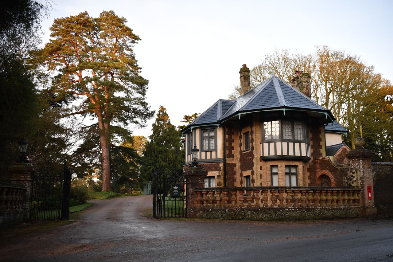 Este lunes 13 de enero, los reporteros que aguardaban a las afueras de la residencia de la reina Isabel en Sandringham, en la avenida King, informaron que tanto el príncipe Carlos como sus hijos, se marcharon, cada uno en un carro distinto, rumbo a sus hogares en Windsor y Londres.