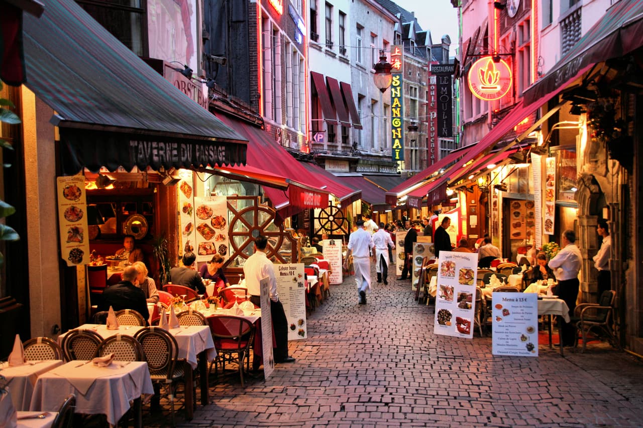 <b>Puesto 12. Bruselas, Bélgica. </b>
<br>
<br>Horas de sol: 
<b>1,546 al año.</b>
<br>
<br>Costo promedio de una botella de agua: 
<b>2.92 dólares.</b>
<br>
<br>Costo promedio de la membresía en un gimnasio: 
<b>35.06 dólares al mes.</b>
<br>
<br>Índice de contaminación: 
<b>62.67 puntos</b>.
<br>
<br>Promedio de horas de trabajo (en el país): 
<b>1,583 al año.</b> 
<br>
<br>Porcentaje de obesidad (en el país): 
<b>22.10%</b>.
<br>
<br>Expectativa de vida (en el país): 
<b>80.40 años.</b>