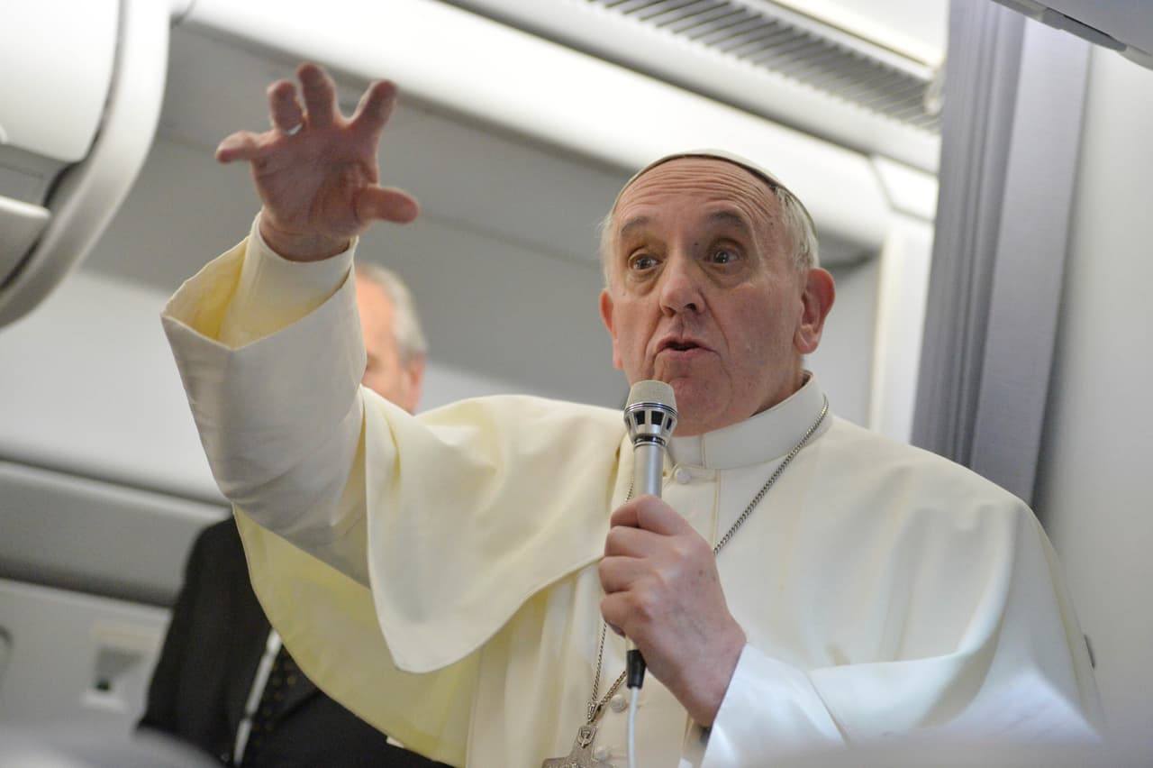 <b>29 de julio de 2013</b> - Durante su primera conferencia de prensa aérea, le preguntaron sobre un sacerdote supuestamente gay y respondió: 
<a href="https://www.univision.com/noticias/noticias-del-mundo/quien-soy-yo-para-juzgar-a-un-gay-dijo-el-papa-francisco">"¿Quién soy yo para juzgar?"</a>. Su comentario mientras volaba a casa desde la Jornada Mundial de la Juventud en Río de Janeiro fue un hito en el que sería un tono más conciliador y acogedor para los católicos LGBTQ que durante mucho tiempo se sintieron marginados por la Iglesia.