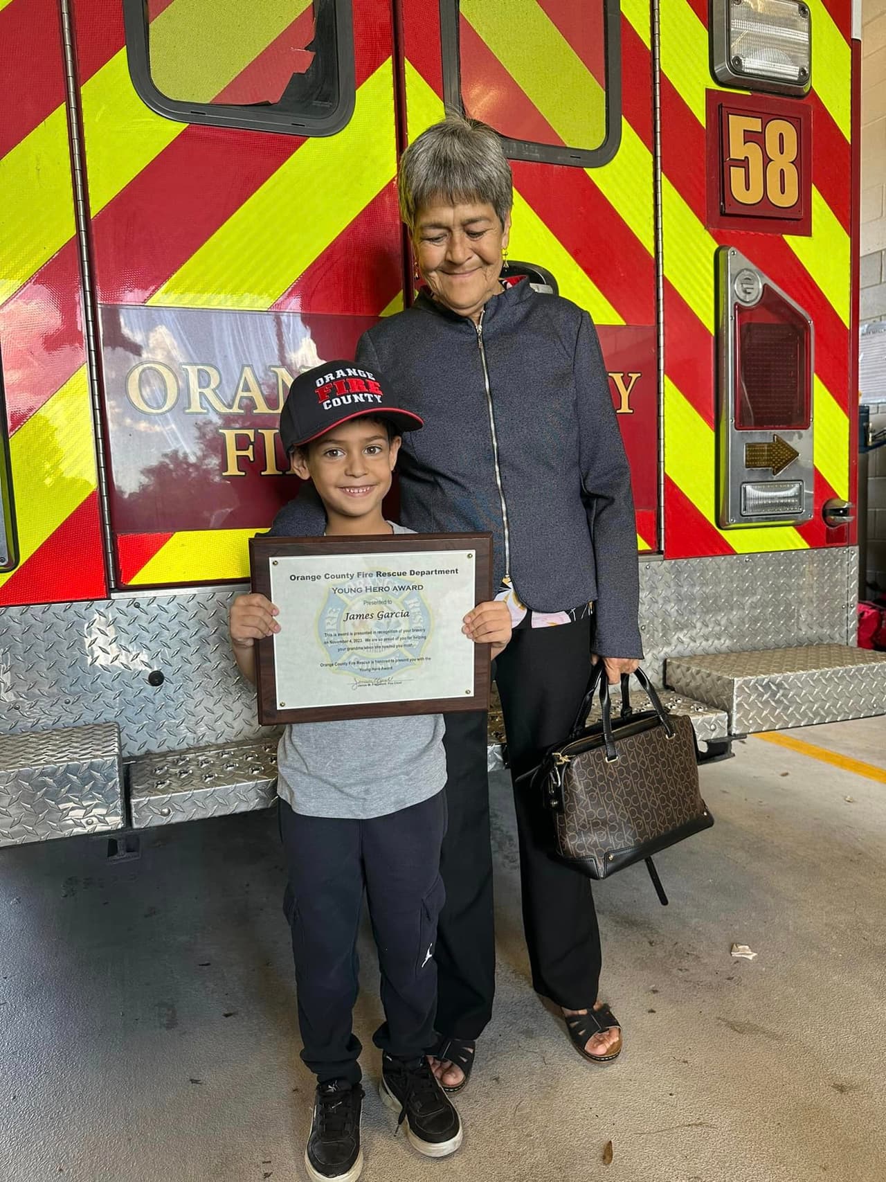 Este domingo, la abuela acompañó a James a recibir el reconocimiento.