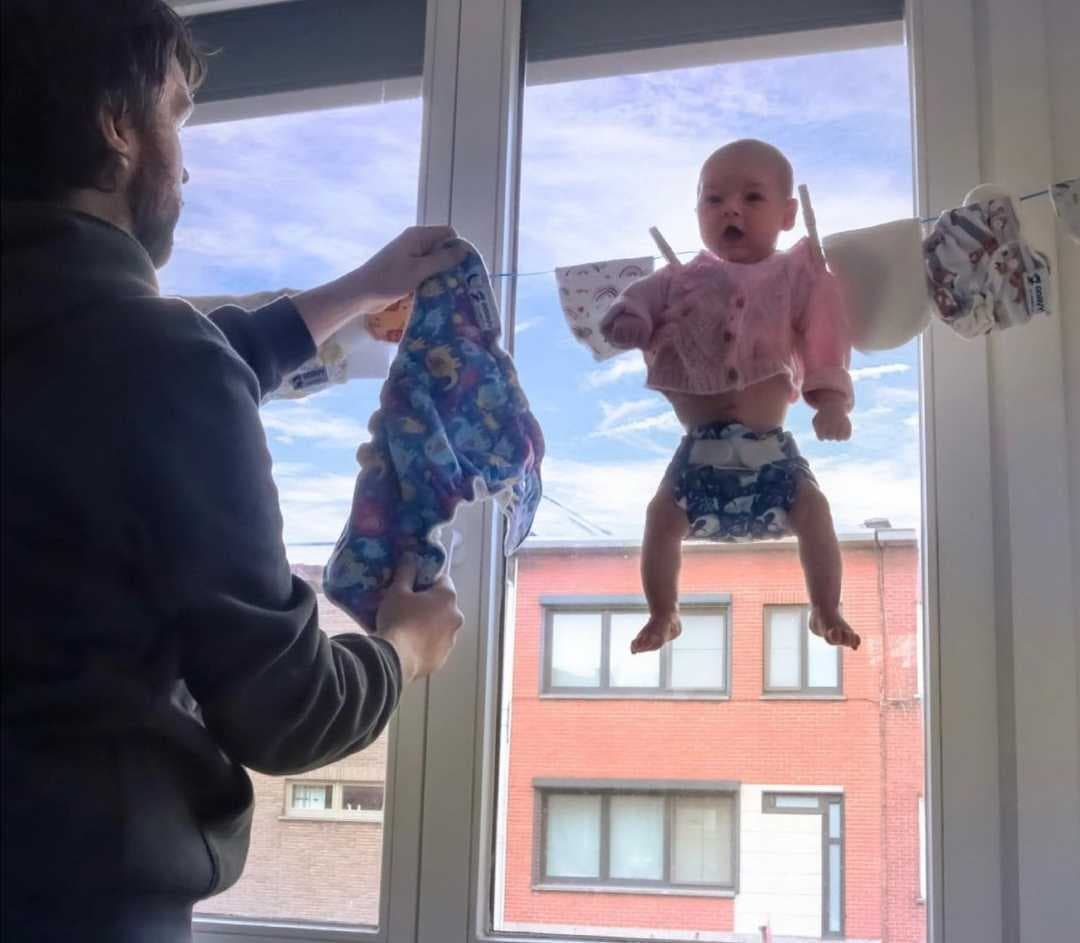 El padre cuenta a 
<a href="https://www.univision.com/noticias" target="_blank">Univision Noticias</a> que cuando su hija tenía tres meses, su madre tuvo que volver al trabajo, por lo que cada martes que le tocaba quedarse en casa su pareja le pedía fotos para ver cómo estaban los niños: 
<b>"Fue ahí cuando decidí hacer algo divertido".</b>