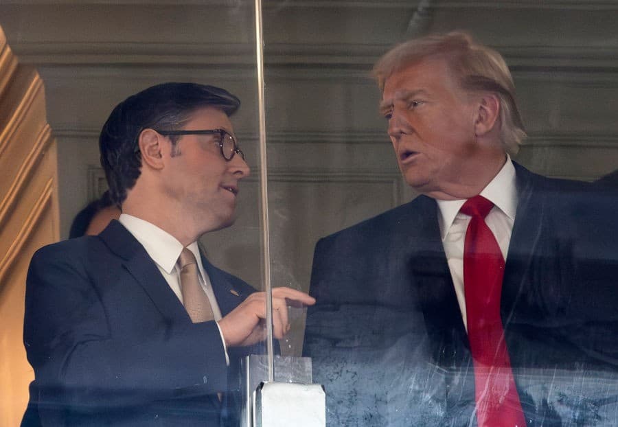 Por qué Mike Johnson tiene tan difícil seguir presidiendo la Cámara de Representantes pese a que Trump lo apoya