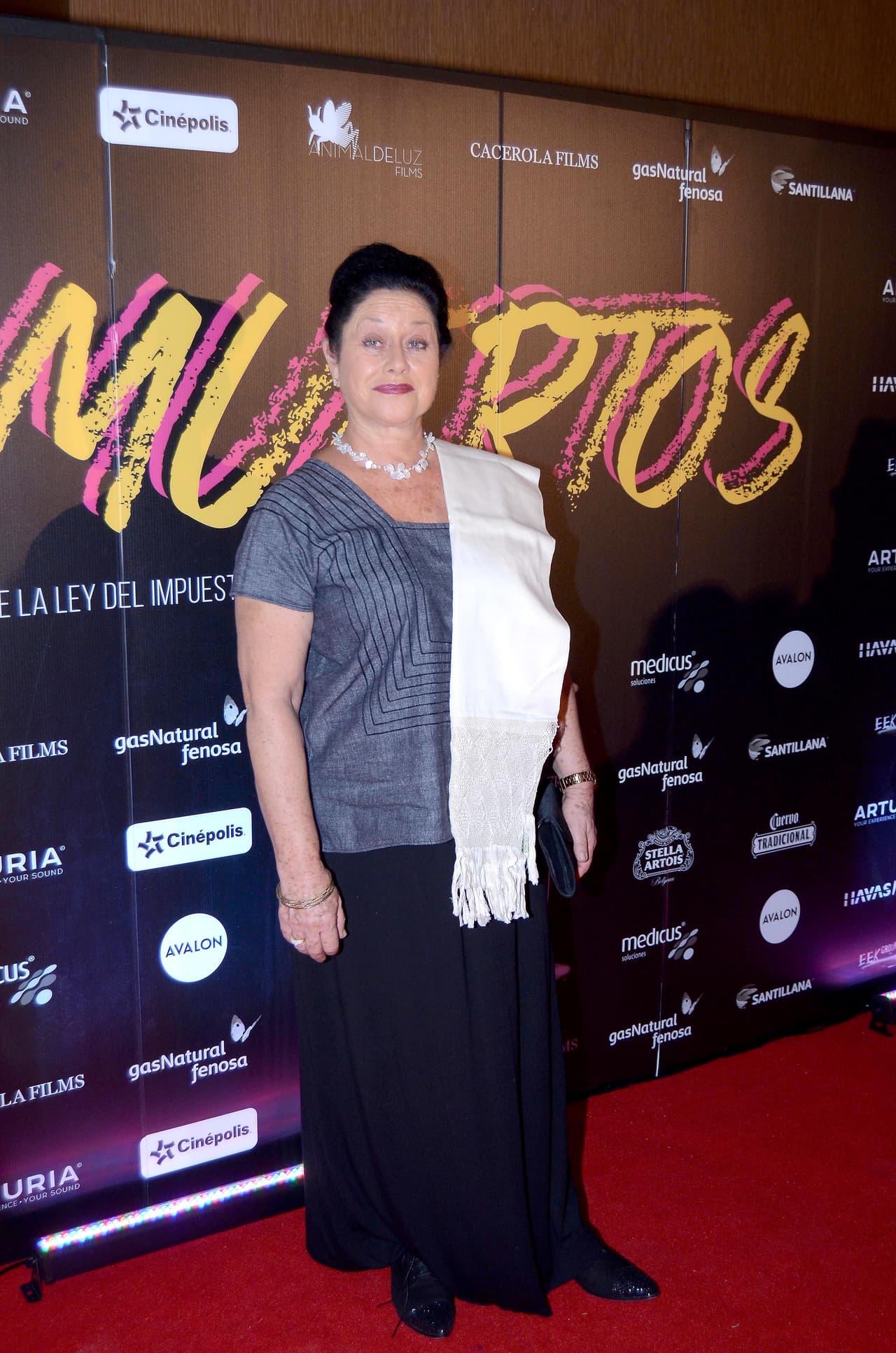 El término 'cougar' se emplea coloquialmente para nombrar a una mujer mayor que mantiene una relación con un hombre mucho menor.
<br>