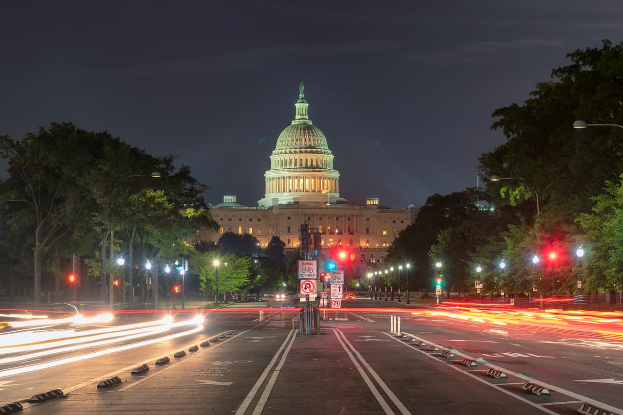 <b>5.-</b> 
<b>Washington DC.</b> 1,178 funcionarios condenados entre 1976 y 2018. La capital tiene la mayor cantidad condenados por corrupción: 16,79 por cada 10,000 habitantes (1,178 funcionarios). La población de Washington DC comparativamente baja y es el centro del gobierno federal. Allí tiene su sede el Departamento de Justicia y todas las agencias federales están monitoreando e investigando funcionarios.