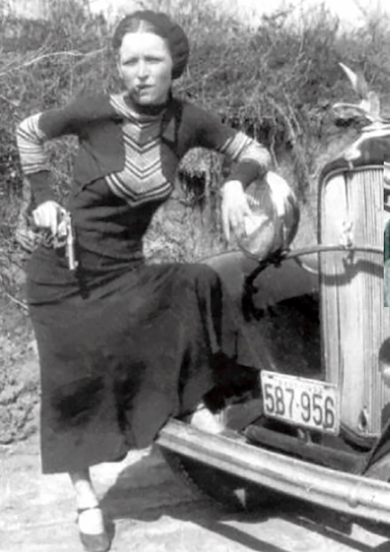 Esta imagen donde la pareja posa con sus armas fueron publicadas en algunos medios de la época. Bonnie y Clyde formaron una pandilla junto a otros criminales, incluido un hermano de Clyde y su esposa. El grupo se embarcó en una serie de audaces robos que aparecieron en los titulares de todo el país y evitaron ser capturados en varios encuentros espectaculares con las autoridades.