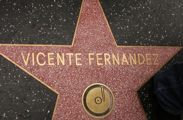 En 1998, 
<b>Vicente Fernández </b>fue considerado el mayor vendedor de rancheras, música tradicional mexicana, y había grabado 53 álbumes en su carrera que abarcaba tres décadas. Pero ese conteo se quedó corto con la trascendencia de 'Chente'.