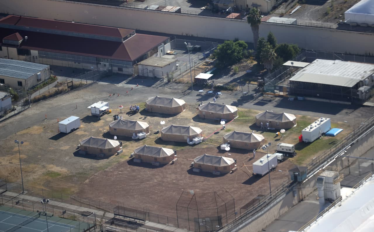 Expertos en salud de la Universidad de California que recientemente visitaron el centro penitenciario dejaron una advertencia sobre la necesidad inmediata de 
<a href="https://www.documentcloud.org/documents/6956448-06-15-20-San-Quentin-Urgent-Memo.html" target="_blank">reducir la población carcelaria a la mitad</a> si se quiere evitar un “brote catastrófico” de covid-19. Actualmente a los enfermos los aislan en carpas ubicadas en el patio de la correcional.
