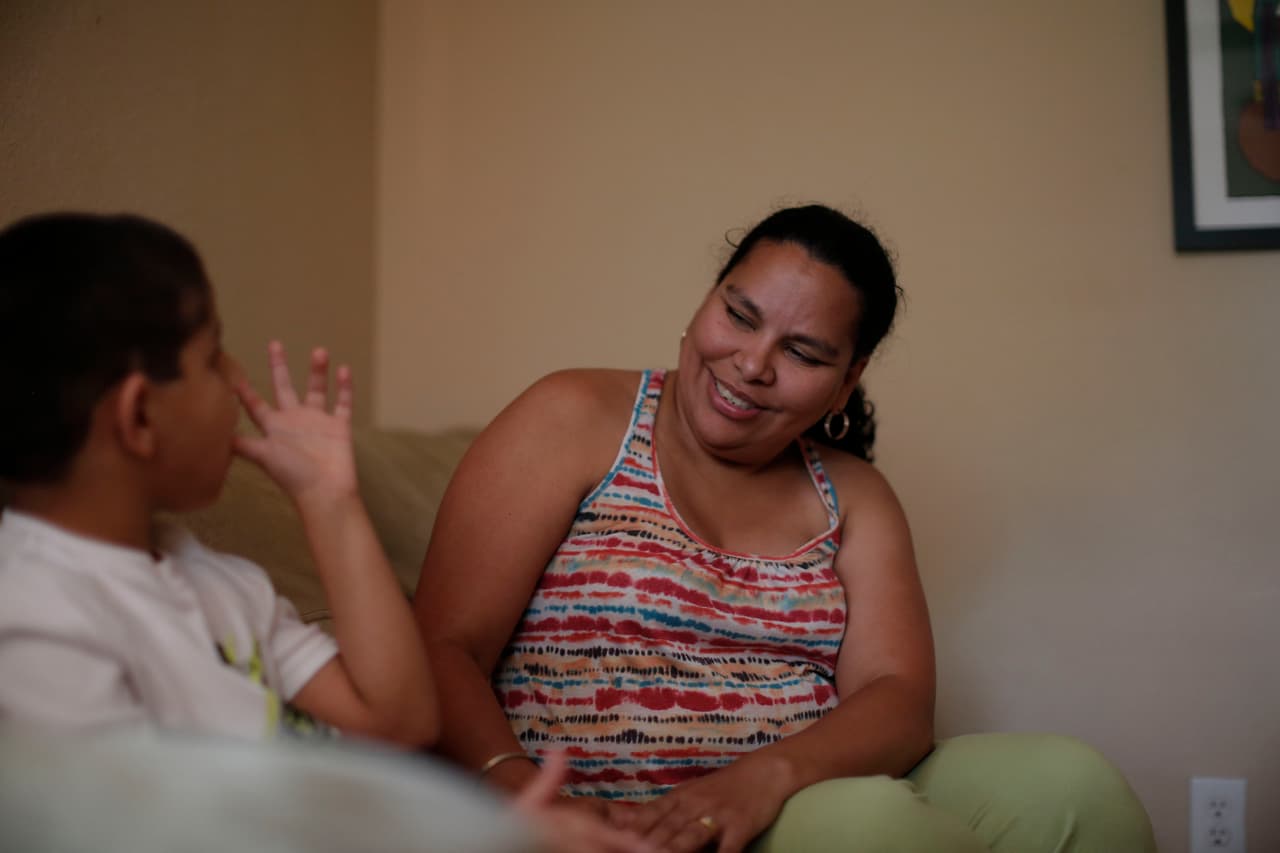 “Lo vemos así: es como un 
<i>time machine</i>, esa etapa de bebé nunca ha pasado. Poder mantenerlo con nosotros en casa es una las posibilidades que más valoro. Nos pone a temblar la situación con Trump, que quiere cortar la ayuda a los más vulnerables, todo el tiempo estás pensando 'por favor que alguien meta la mano y no pase”.