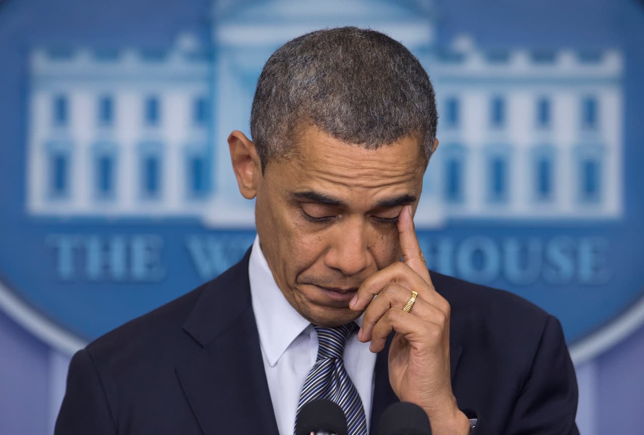 El presidente Barack Obama habló a la nación cerca de las 3:30 de la tarde. Profundamente emocionado dio el pésame a las familias de las víctimas y dijo que "nuestros corazones están rotos hoy". También prometió medidas para prevenir que vuelvan a ocurrir este tipo de tragedias, aunque enfrentó una férrea oposición en el Congreso.