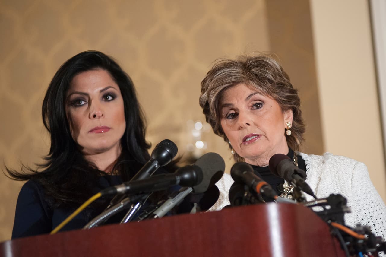 Gloria Allred con Natalie Khawam en una conferencia de prensa para aclarar su relación con el general David Petraeus, el Hotel Ritz-Carlton el 20 de noviembre de 2012 en Washington, DC.