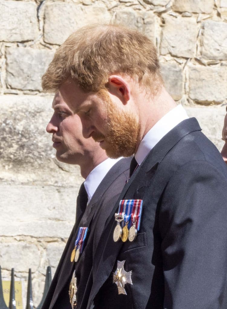 <b>La entrevista. </b>El distanciamiento se acentuó con 
<a href="https://www.univision.com/shows/noticiero-univision/los-momentos-mas-destacados-de-la-explosiva-entrevista-de-meghan-markle-y-el-principe-harry-con-oprah-video">la polémica entrevista en la que el príncipe Harry y su esposa Meghan Markle </a>contaron por qué abandonaron la familia real británica.