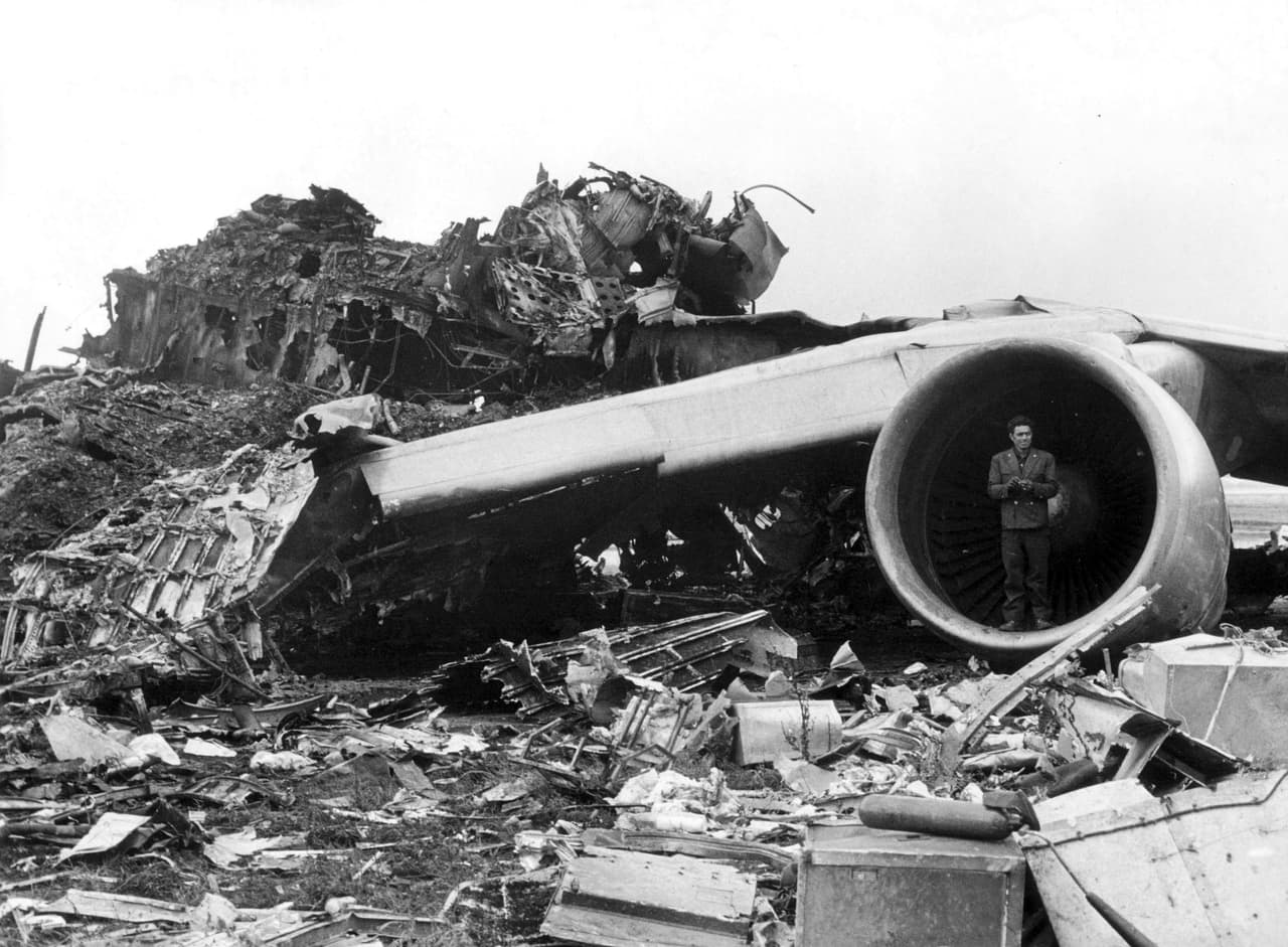<b>Colisión de dos aviones en el aeropuerto de Tenerife, España, 1977. </b>Confundidos por la neblina y la mala comunicación, la tripulación de un vuelo de KLM intentó despegar cuando un vuelo de Pan Am continuaba trasladándose sobre la misma pista en dirección contraria. No hubo sobrevivientes en el vuelo de KLM mientras que en el de Pan Am sobrevivieron 61 de los 396 pasajeros. Esta es considerada la mayor tragedia aérea no intencional de la historia de la aviación. En total 
<b>583 personas fallecieron en la tragedia. </b>