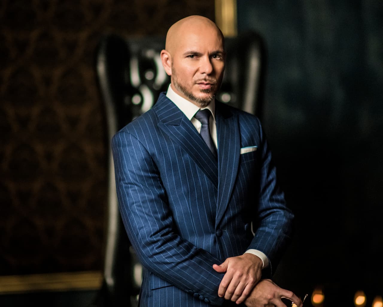 Este año marca el debut de Pitbull y Thalía como conductores de esta gran ceremonia. Junto a ellos estará Alejandra Espinoza; los tres dirigirán a la audiencia por un espectáculo lleno de enormes emociones, sorpresas ¡y lo mejor de la música!
