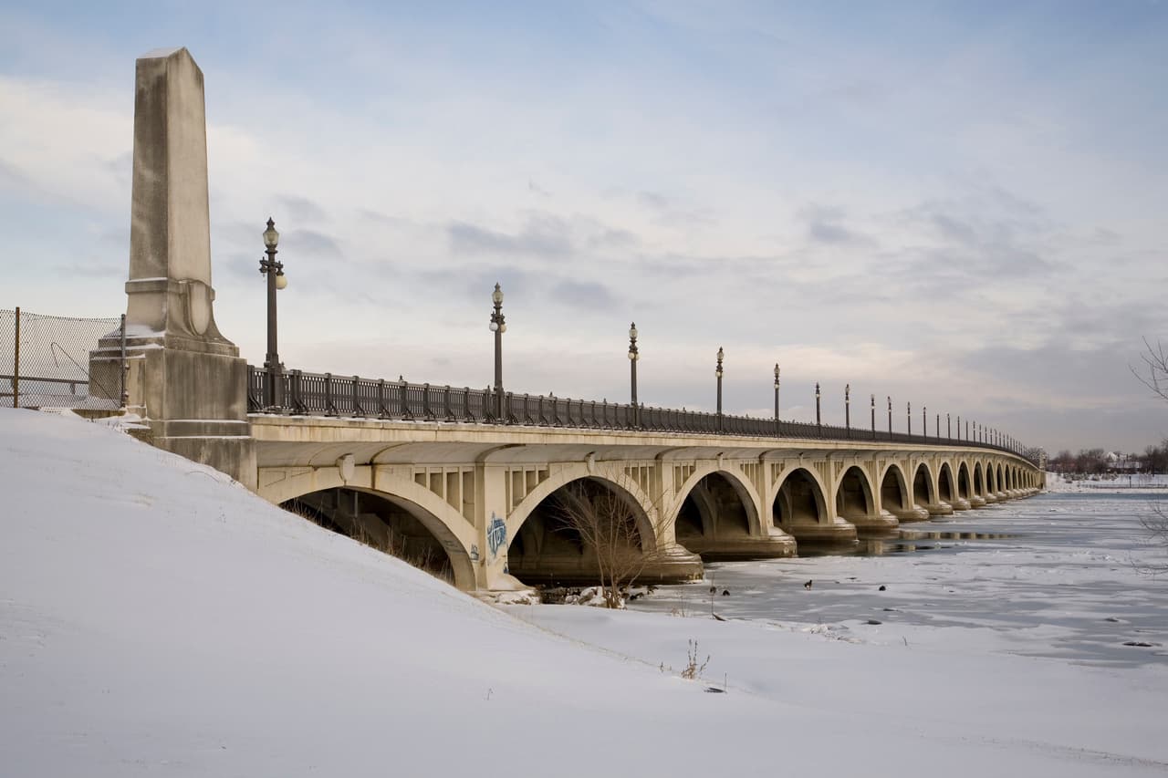 <h2 class="cms-H2-H2">Detroit, Michigan</h2>
<br>
<br>El centro del NWS en Detroit advirtió la noche de este jueves de una caída drástica de temperatura que “resultará en una congelación repentina en superficies no preparadas”. En su cuenta de Twitter, el centro añadió que se esperan ráfagas de vientos de hasta 55 millas por hora (88 kilómetros por hora), que “dificultarán la visibilidad”. Las temperaturas mínimas entre viernes y sábado serán de 7º F (-13.8º C) y 16º F (-8.8º C), respectivamente. 
<br>
<br>