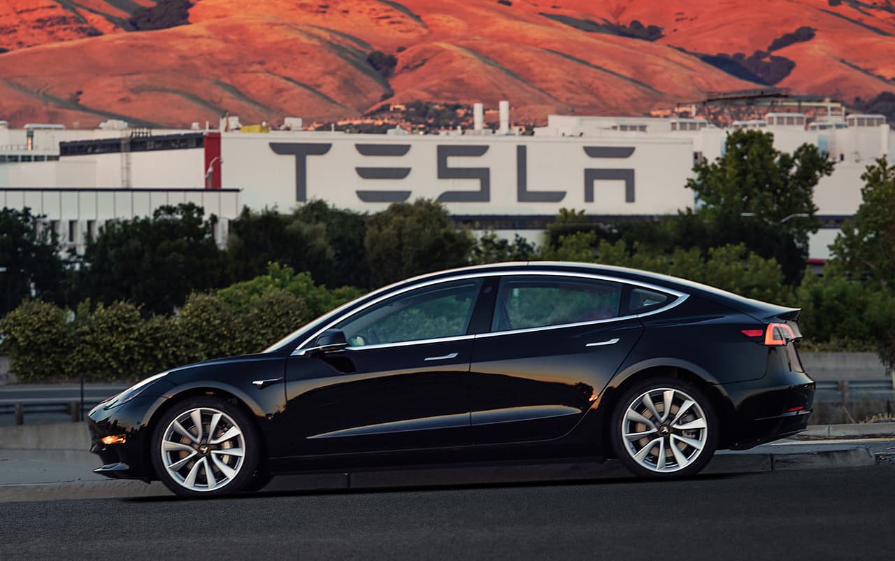 En 2019, Tesla fabricó 500,000 vehículos eléctricos, mientras que Toyota produjo más de 10 millones de unidades.