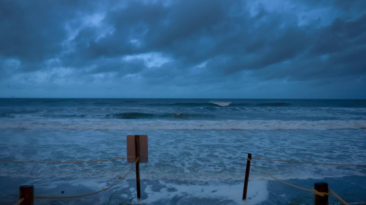 El huracán Helene se fortalece a categoría 2 en su rápido avance hacia Florida