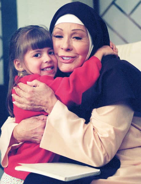 Fue 
<b><a href="http://www.univision.com/temas/silvia-pinal" target="_blank">Doña Silvia Pinal</a></b> quien ocupó su lugar, haciendo gran química con 
<b><a href="http://www.univision.com/programas/novelas/asi-luce-el-elenco-de-carita-de-angel-actualmente" target="_blank">Daniela Aedo</a></b>.