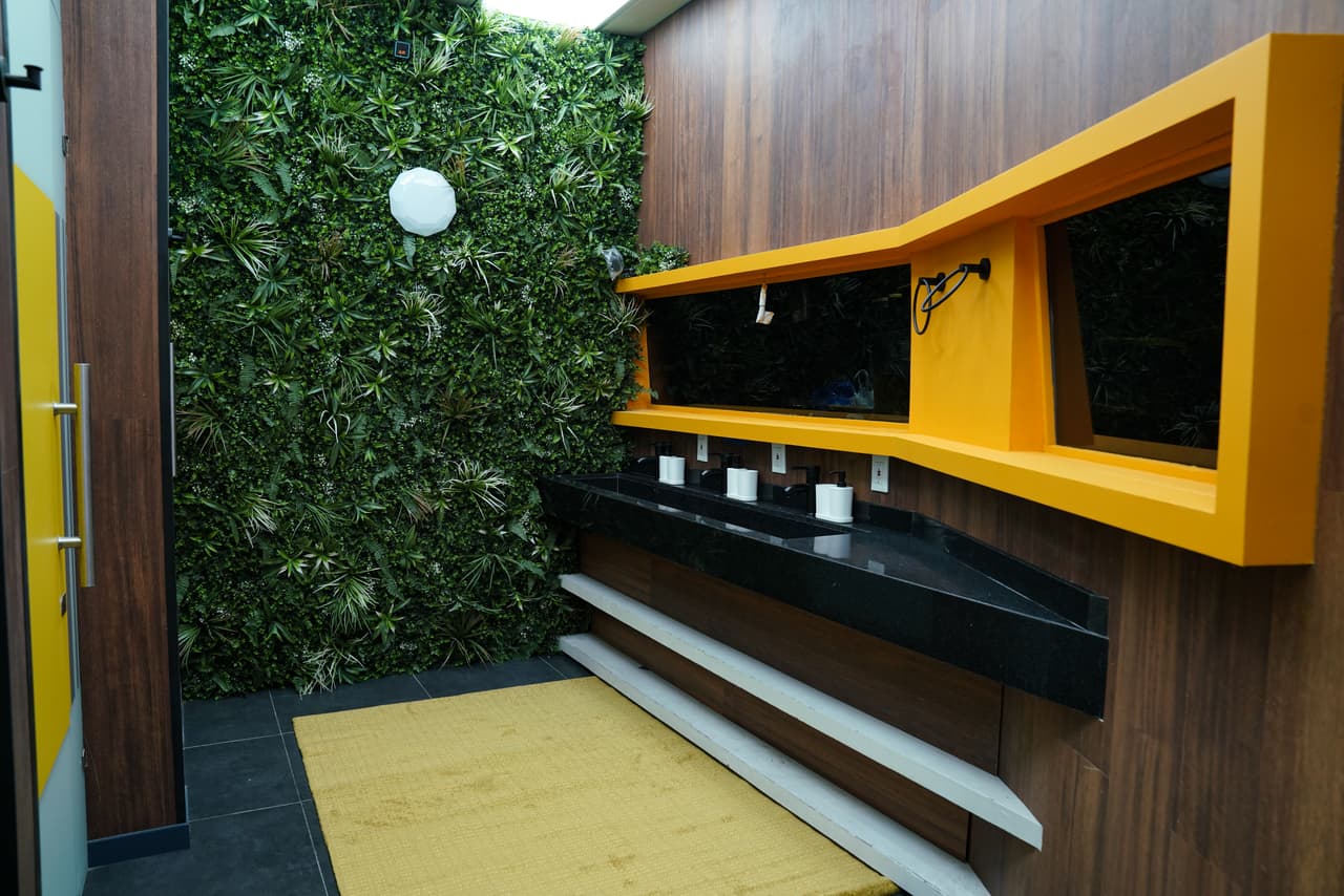 <b>El Baño</b>: Aquí se encuentran las regaderas, los baños y las zonas de aseo personal. En toda La Casa sólo hay dos regaderas y dos excusados y las cámaras se encienden únicamente si entran más de dos habitantes.