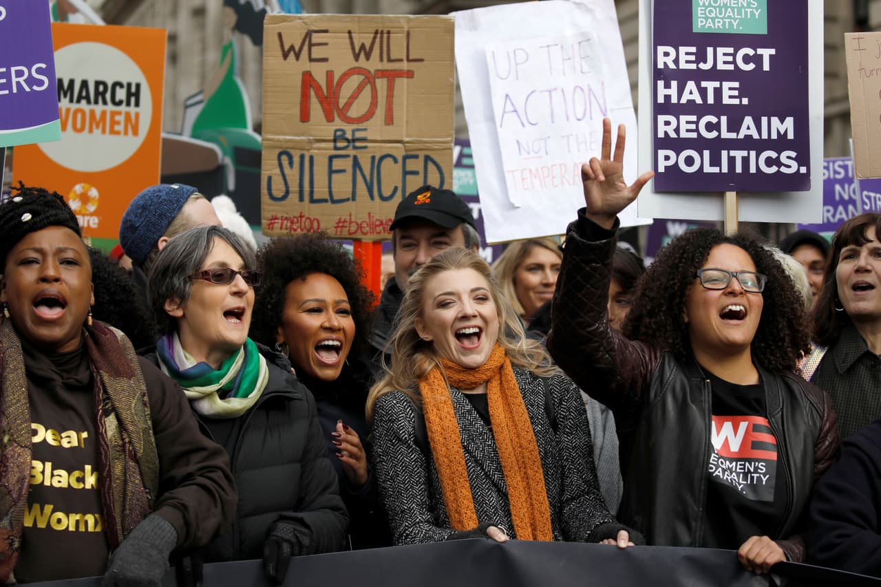 En Londres, a pesar de los temores por el brote de coronavirus, miles de mujeres asistieron a la llamada 'March4Women', que tuvo una importante convocatoria a través de las redes sociales, llamando a participar para concienciar sobre la imperante desigualdad de género. Entre las asistentes se encuentra la actriz Natalie Dormer, quien se ha hecho popular entre otros, por su personaje en la famosa serie Juego de Tronos.