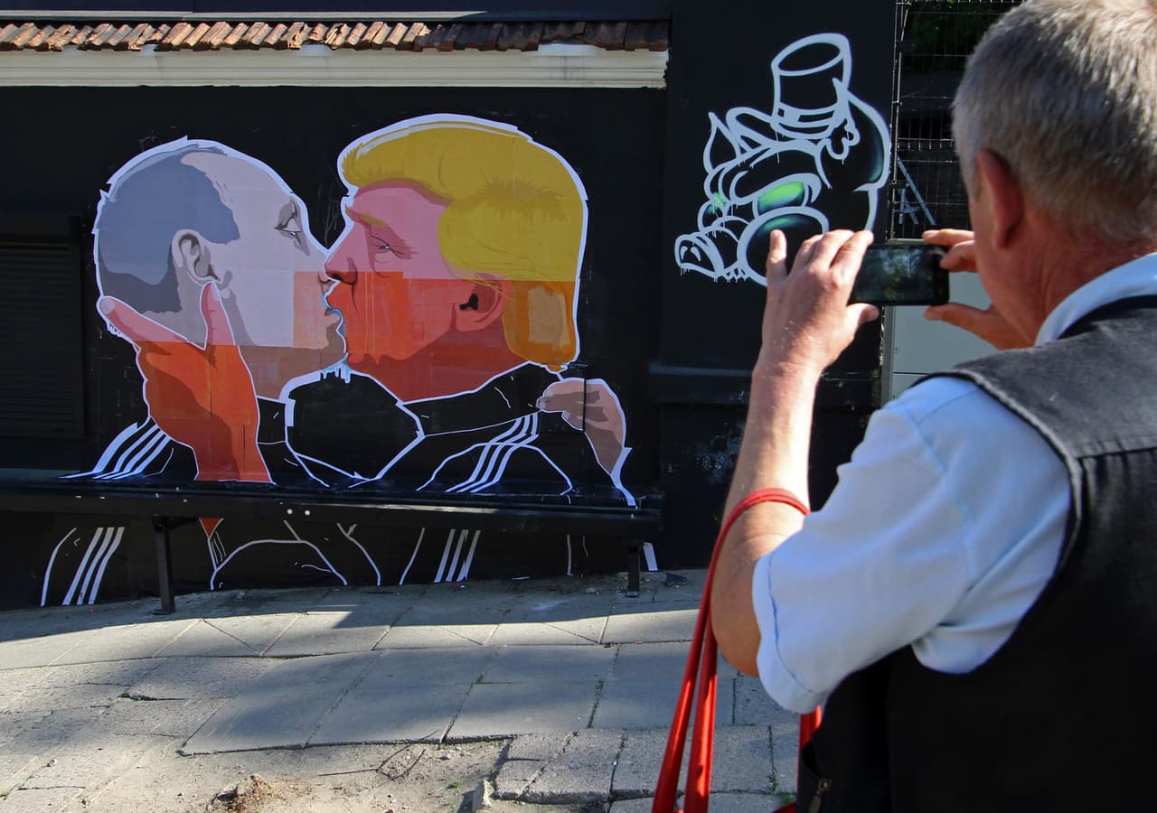VILNIUS, LITUANIA.- 
<b>Besos. </b>El mismo muro anterior, durante la campaña de 2016, mostraba a Trump y Putin besándose. La imagen emula el famoso beso fraternal entre el líder soviético 
<b><a href="http://www.nytimes.com/1979/10/05/archives/brezhnev-arrives-in-east-germany-for-30th-anniversary-celebration.html" target="_blank">Leonid Brezhnev y el presidente de Alemania del Este Erich Honecker</a></b> en 1979, en el 30 aniversario de la creación de ese país.
