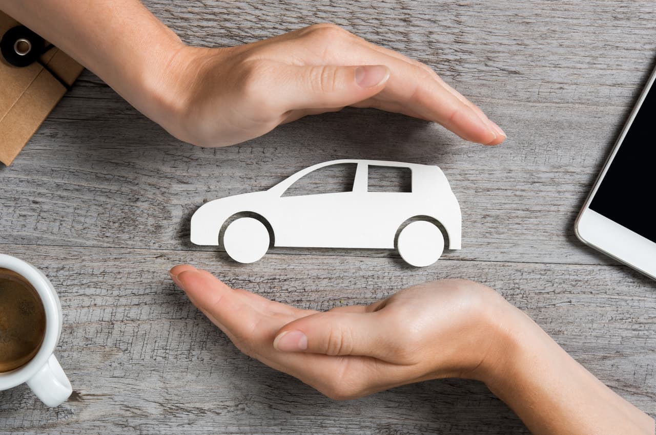 <b>El tráfico incrementa el costo de los seguros para carros.</b> Existen factores que influyen en las primas de los seguros que están fuera de tu control, tales como la cantidad de conductores sin seguro en tu área y el nivel de congestión. Con muchos autos circulando en un espacio reducido, el riesgo de un accidente es más elevado, lo que significa que los conductores en zonas urbanas tienden a pagar más que aquellos en áreas rurales o de menor tráfico. 
<br>