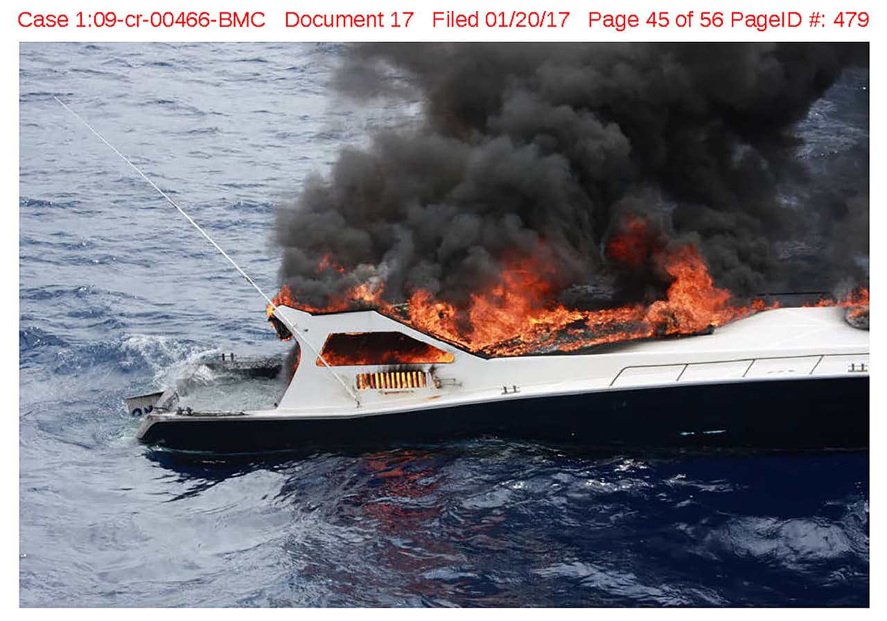 <b>Evidencia 8:</b> Las autoridades interceptaron este bote en las costas de Baja California en los que transportaban 1,000 kg de cocaína.