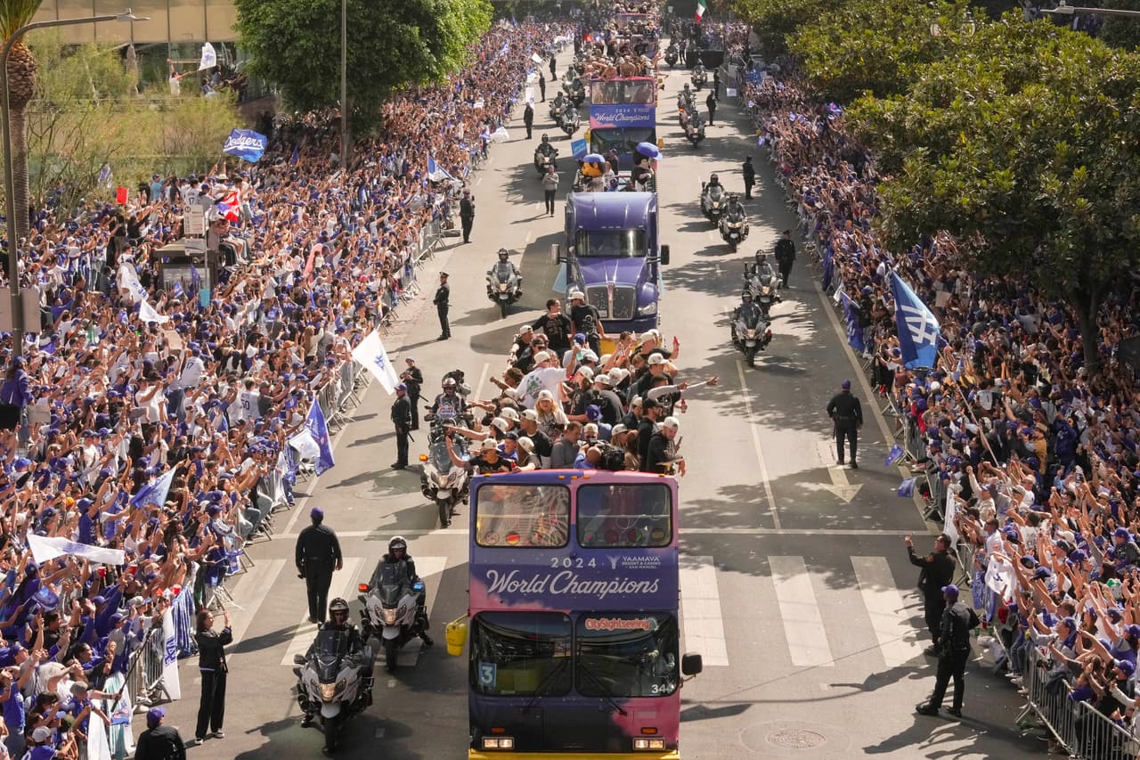 Las calles principales del centro de Los Ángeles lucieron abarrotadas para ver pasar a la comitiva de campeones.