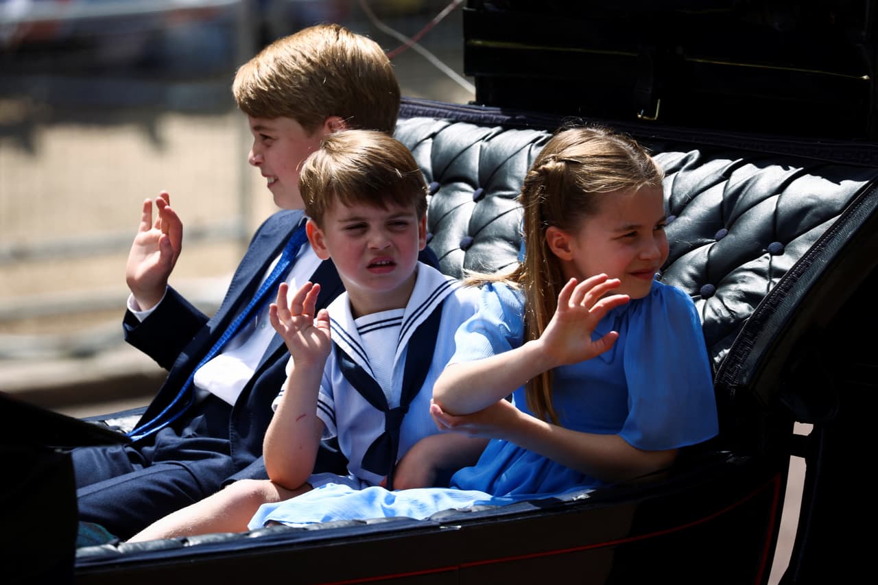 El hijo menor del príncipe William participó en el tradicional desfile al aparecer en un carruaje, en el que también estuvieron sus hermanos, el príncipe George y la princesa Charlotte.