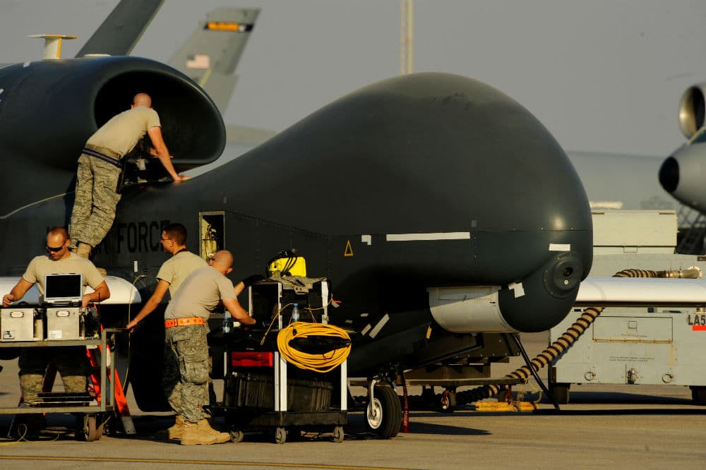 En su sitio web, Northrop Grumman explica que este tipo de naves son construidas con la finalidad de labores de inteligencia, vigilancia y reconocimiento en tiempo real. En la imagen se muestra a un grupo de soldados dando mantenimiento a uno de estos aviones.
<br>