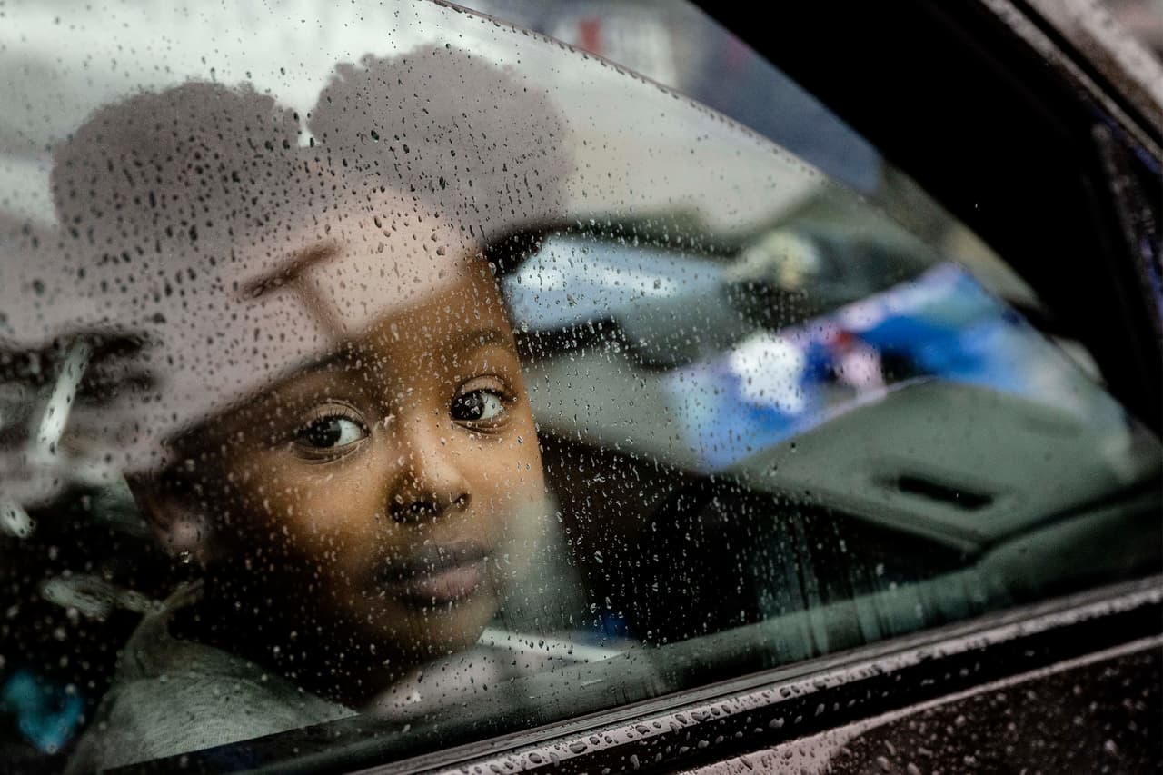 Si un niño llega a estar en un auto que en el interior alcanza los 104 grados, es cuando 
<b><a href="https://www.univision.com/noticias/el-invento-de-esta-adolescente-podria-salvar-a-los-bebes-de-morir-dentro-de-un-auto-por-golpe-de-calor-video">se puede presentar un golpe de calor,</a> por encima de los 107 grados es posible que muera una persona</b>.