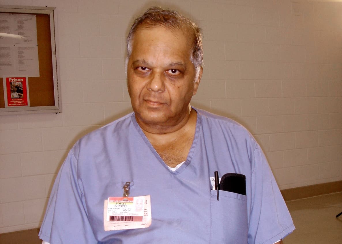 Esta foto de archivo de 2007 muestra al ex millonario británico Krishna Maharaj en una prisión en Indiantown, Florida. Maharaj ha mantenido su inocencia durante sus tres décadas en prisión.