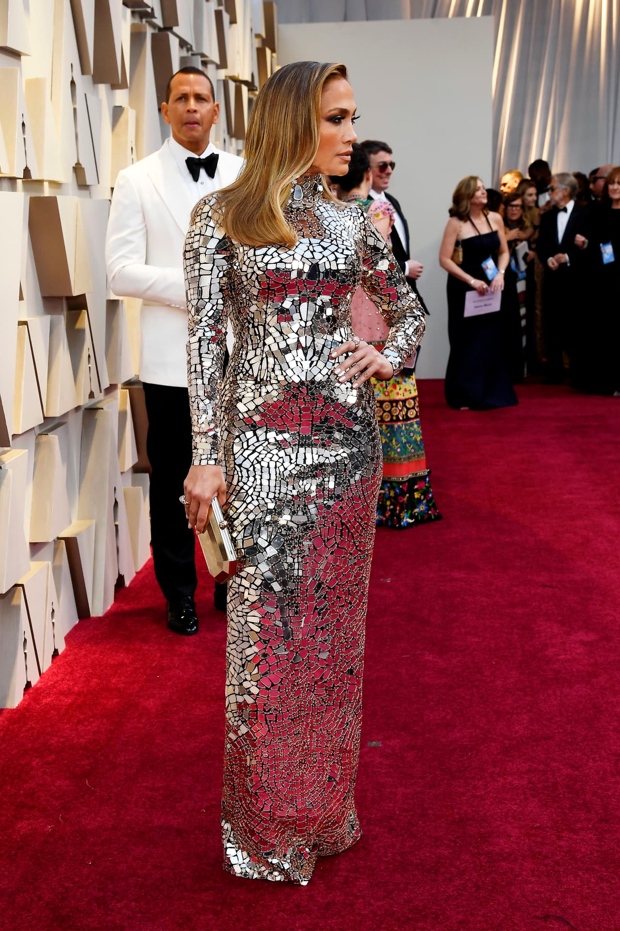 El vestido que cambiaba entre dorado y platedo es una creación del diseñador Tom Ford.
