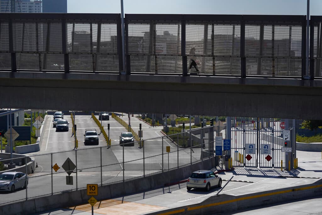 <b>Por vía terrestre</b>
<br>
<br>Los CDC todavía no han aclarado las directrices para la entrada de viajeros no esenciales a Estados Unidos por vía terrestre desde las fronteras con México y Canadá, que también se reanudará el 8 de noviembre, pero se espera que las excepciones sean "similares" a las establecidas para el tránsito aéreo, según el comunicado.
<br>