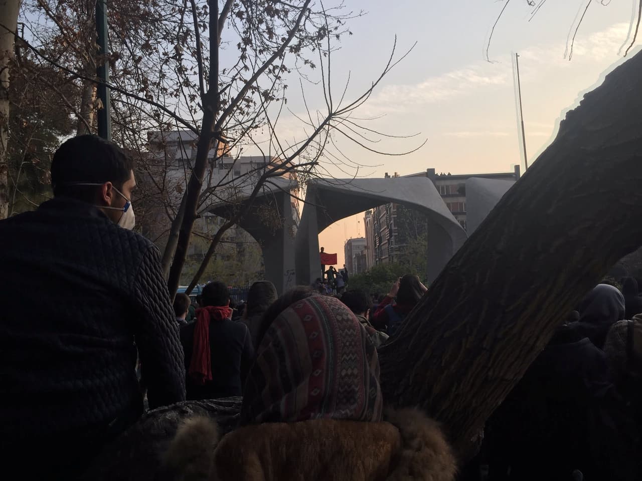 El acceso a las redes sociales Telegram e Instagram desde celulares fue restringido de nuevo en Irán este domingo, informaron varias agencias de prensa iraníes. Las autoridades acusan a grupos "contrarrevolucionarios" establecidos en el extranjero de recurrir a las redes sociales, especialmente Telegram, para instar a la gente a manifestarse y utilizar cócteles Molotov y armas de fuego.