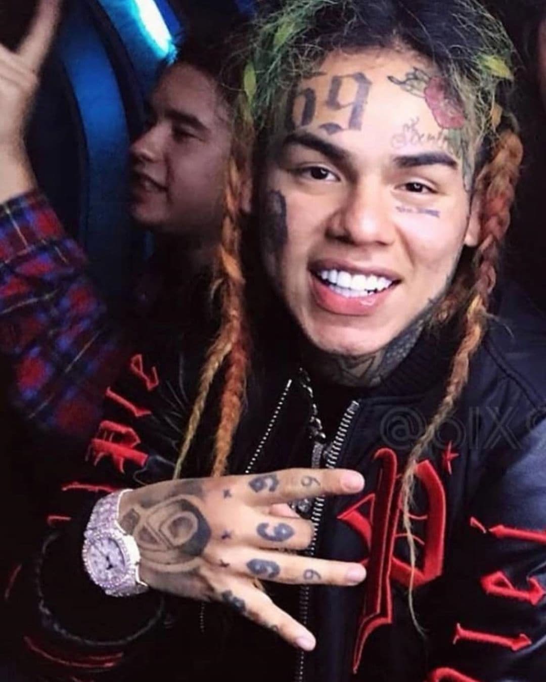 El pasado 20 de diciembre el abogado del rapero declaró que podría 
<b><a href="https://www.univision.com/famosos/abogado-de-tekashi-6ix9ine-preve-que-el-rapero-pueda-quedar-en-libertad-antes-de-cumplir-su-condena-fotos" target="_blank">quedar en libertad</a></b> antes de que termine su sentencia. Su salida está prevista para noviembre de 2020.