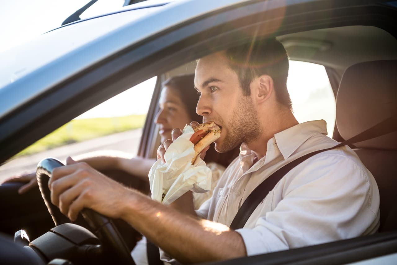 Si acostumbras comer en tu auto, 
<b>procura no dejar comida o residuos de alimento en tu carro.</b> Los roedores buscan alimento y harán todo lo posible por conseguirlo, incluyendo invadir tu vehículo.