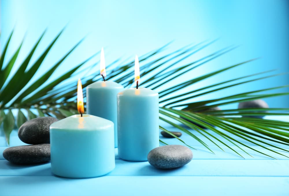 Conseguirás una tercera vela, de color azul si deseas atraer a un hombre o una vela rosa si a quien deseas es a una mujer. Importante, más que largas o delgadas, las tres velas deben ser anchas, que puedan sostenerse por sí solas.